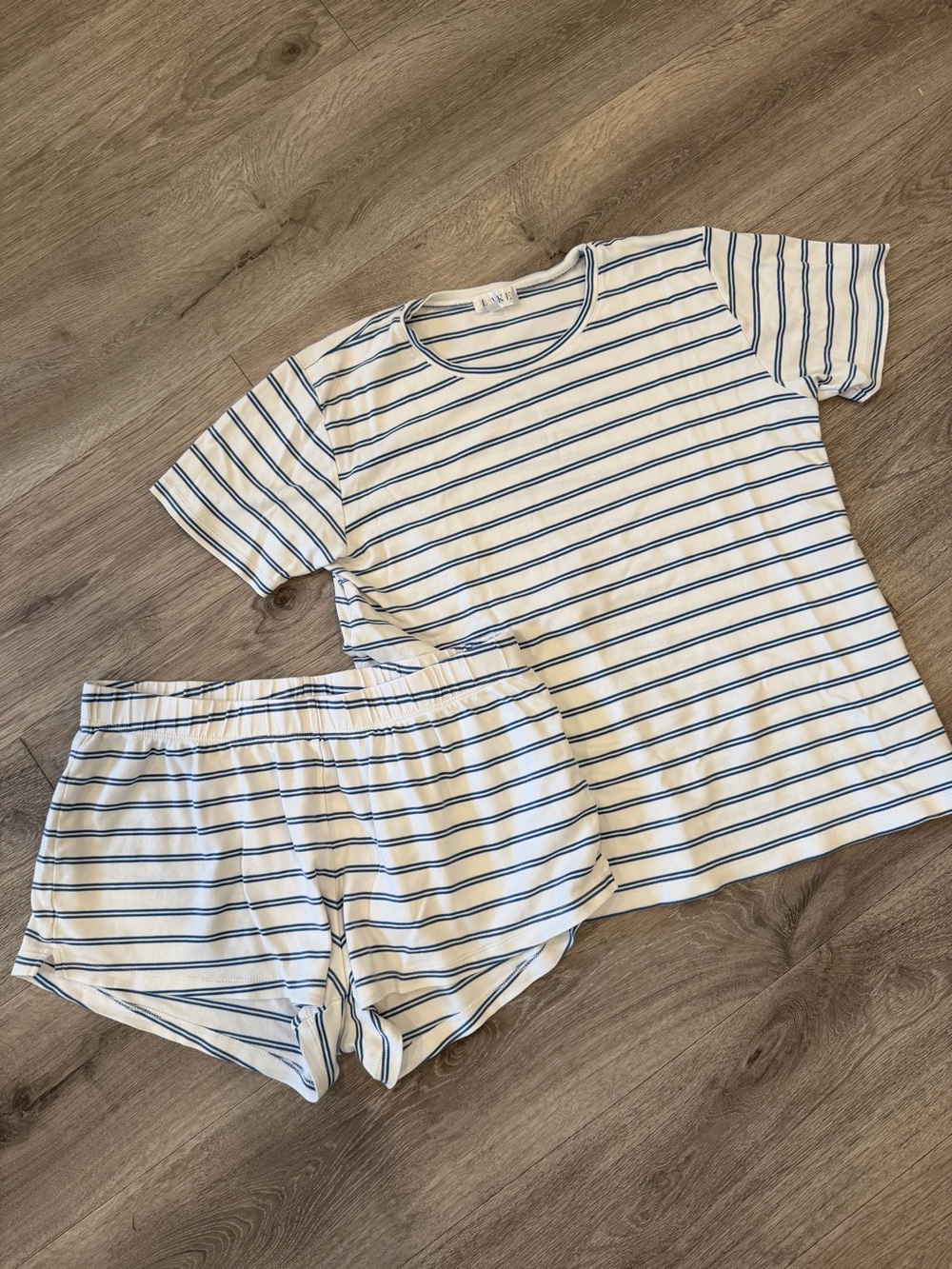 LAKE Pajamas Short Sleeve Shirt/Shorts Set in EUC Size Large